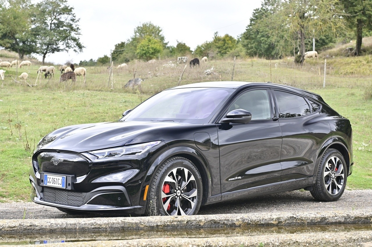 Audi Q4 e-tron Sportback VS Ford Mustang Mach-E: prova su strada