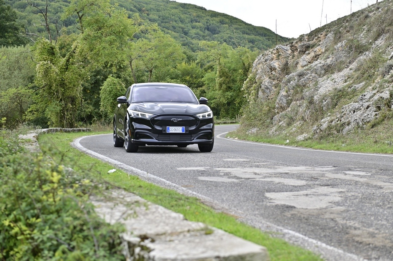 Audi Q4 e-tron Sportback VS Ford Mustang Mach-E: prova su strada