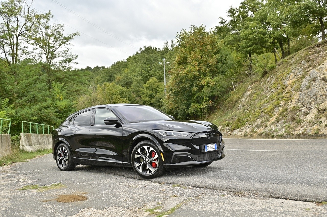 Audi Q4 e-tron Sportback VS Ford Mustang Mach-E: prova su strada