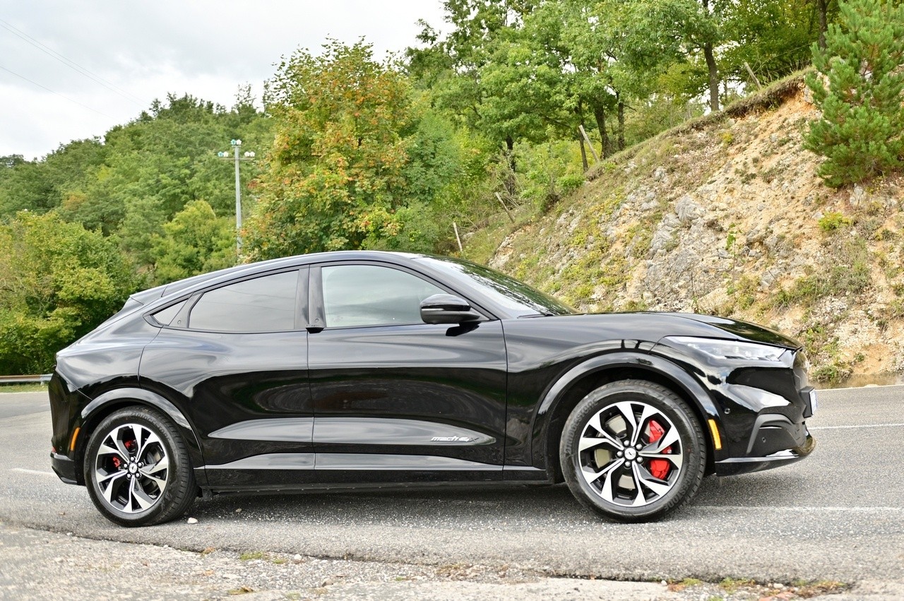 Audi Q4 e-tron Sportback VS Ford Mustang Mach-E: prova su strada