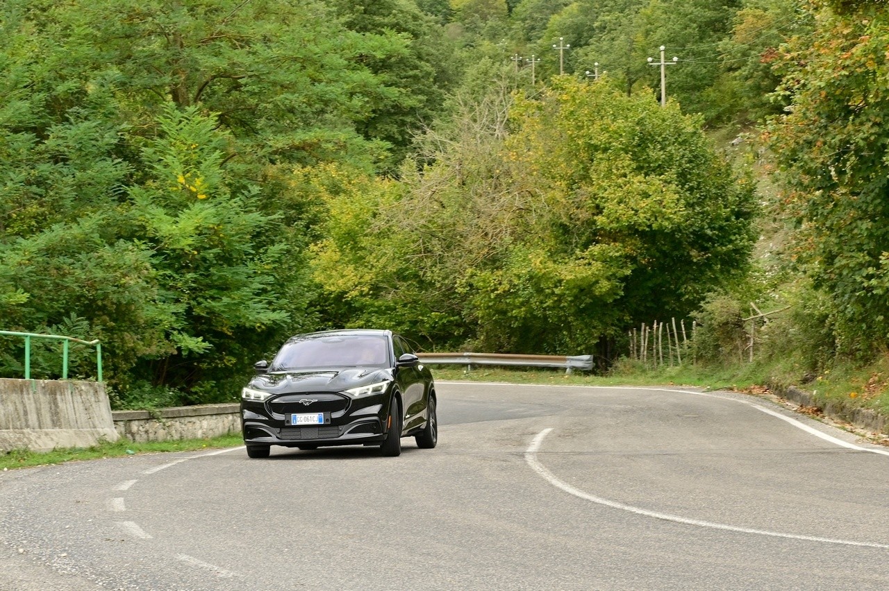 Audi Q4 e-tron Sportback VS Ford Mustang Mach-E: prova su strada