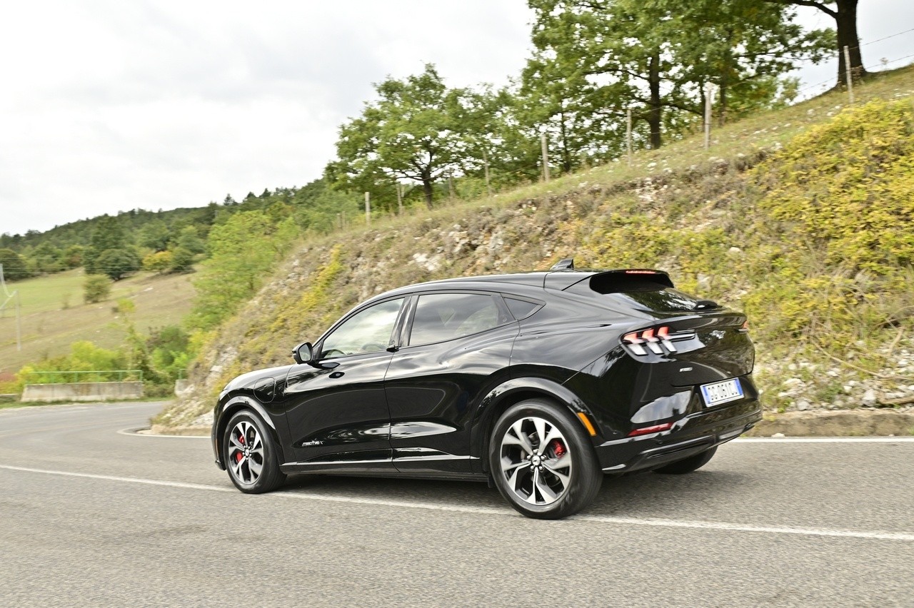 Audi Q4 e-tron Sportback VS Ford Mustang Mach-E: prova su strada