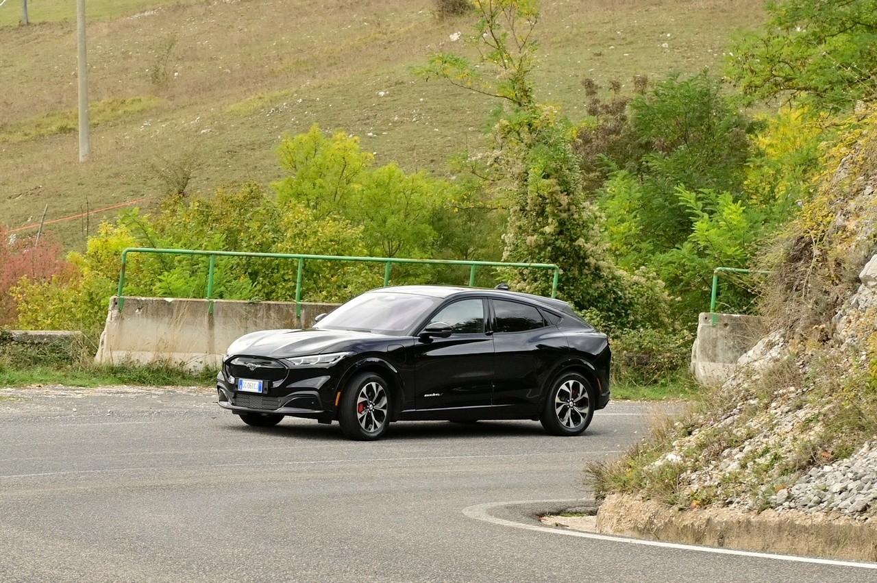 Audi Q4 e-tron Sportback VS Ford Mustang Mach-E: prova su strada