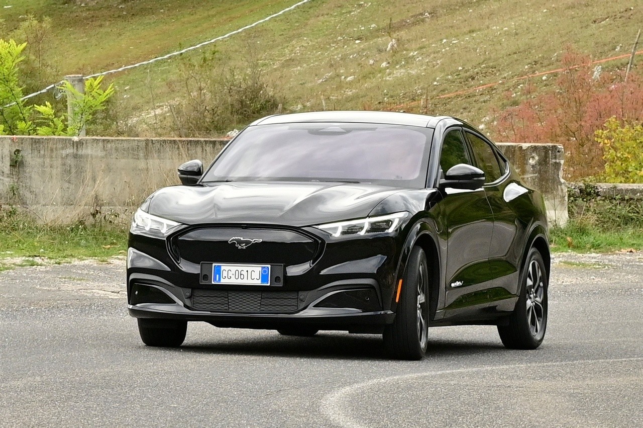 Audi Q4 e-tron Sportback VS Ford Mustang Mach-E: prova su strada