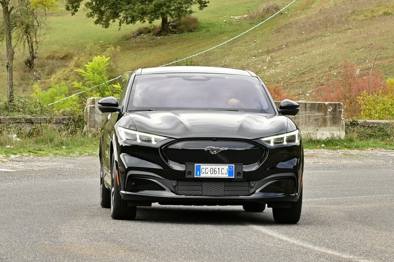 Audi Q4 e-tron Sportback VS Ford Mustang Mach-E: prova su strada