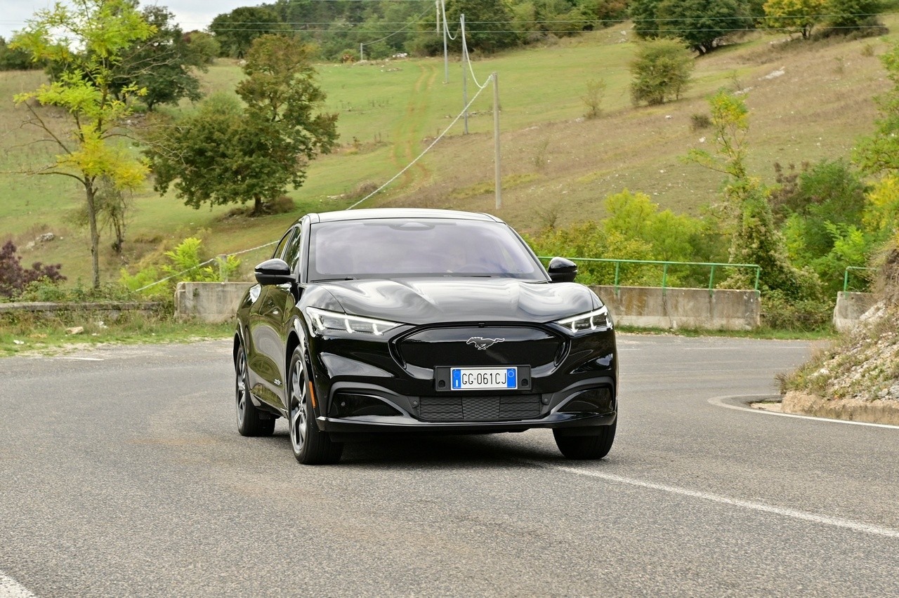 Audi Q4 e-tron Sportback VS Ford Mustang Mach-E: prova su strada