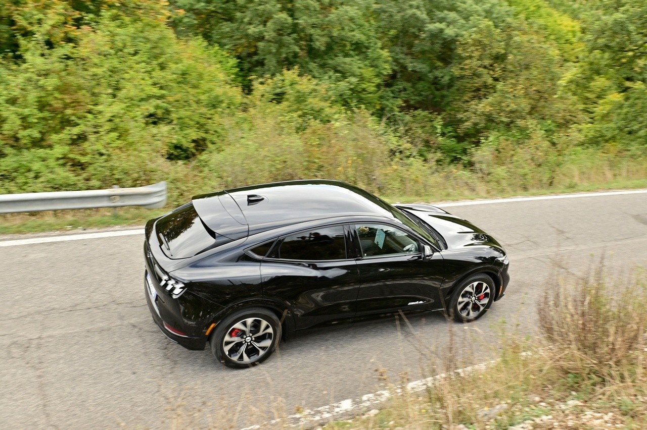 Audi Q4 e-tron Sportback VS Ford Mustang Mach-E: prova su strada