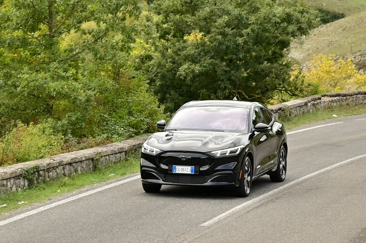 Audi Q4 e-tron Sportback VS Ford Mustang Mach-E: prova su strada