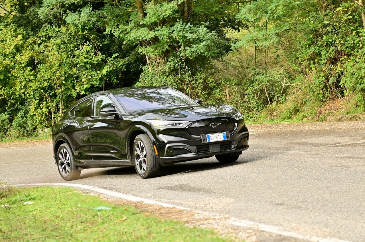 Audi Q4 e-tron Sportback VS Ford Mustang Mach-E: prova su strada