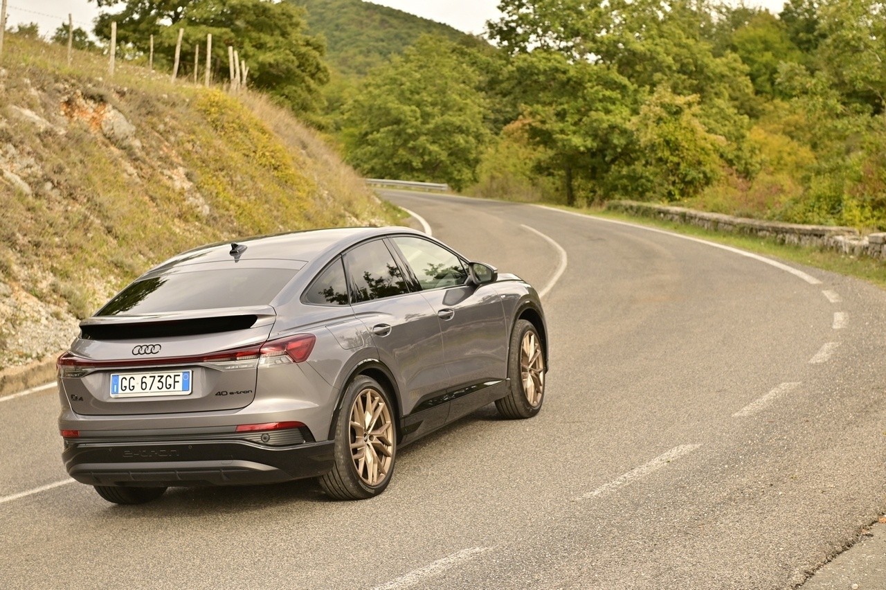 Audi Q4 e-tron Sportback VS Ford Mustang Mach-E: prova su strada