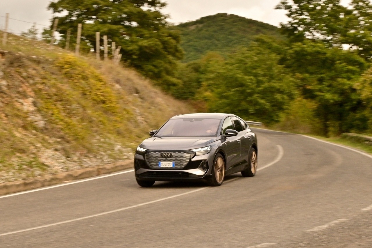 Audi Q4 e-tron Sportback VS Ford Mustang Mach-E: prova su strada