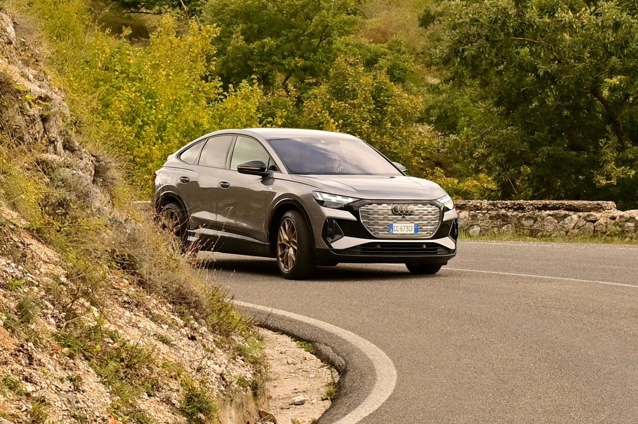 Audi Q4 e-tron Sportback VS Ford Mustang Mach-E: prova su strada