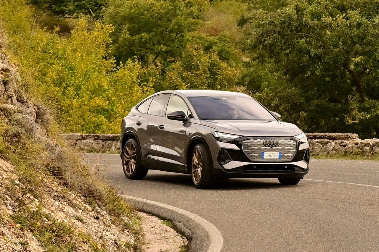 Audi Q4 e-tron Sportback VS Ford Mustang Mach-E: prova su strada