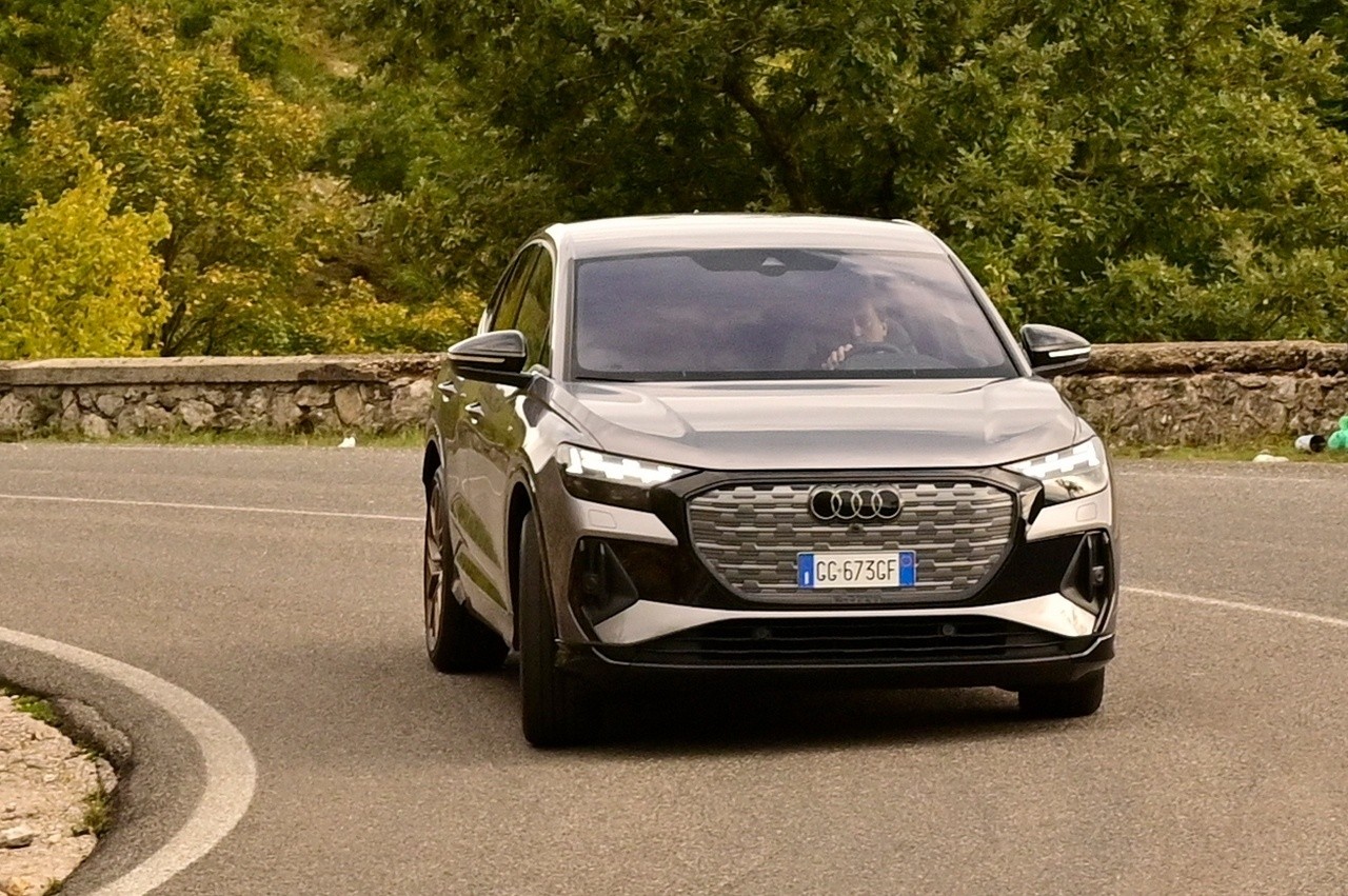 Audi Q4 e-tron Sportback VS Ford Mustang Mach-E: prova su strada