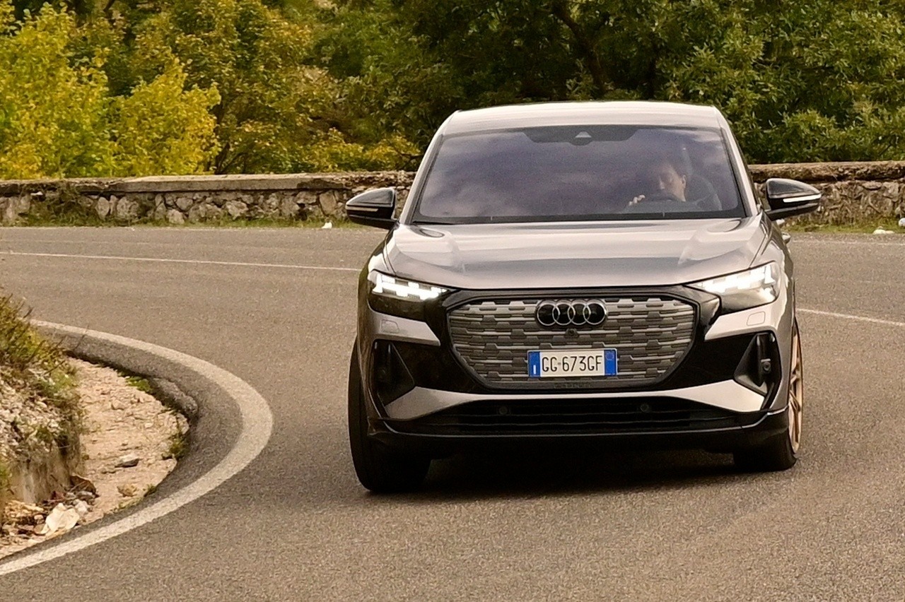 Audi Q4 e-tron Sportback VS Ford Mustang Mach-E: prova su strada