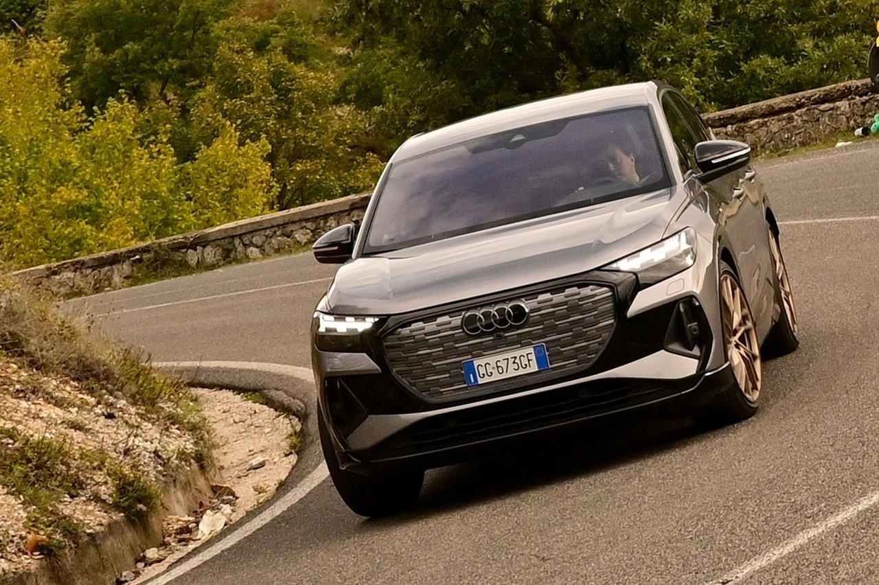 Audi Q4 e-tron Sportback VS Ford Mustang Mach-E: prova su strada