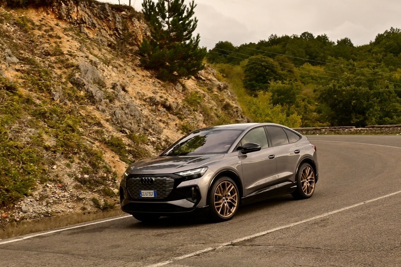 Audi Q4 e-tron Sportback VS Ford Mustang Mach-E: prova su strada