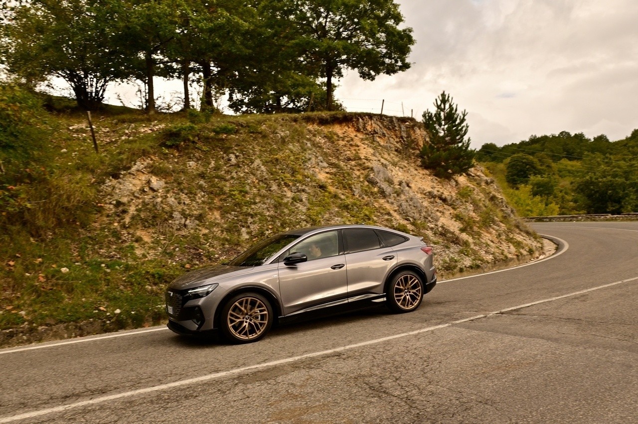 Audi Q4 e-tron Sportback VS Ford Mustang Mach-E: prova su strada