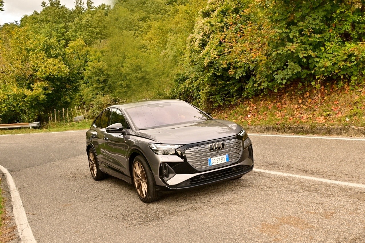 Audi Q4 e-tron Sportback VS Ford Mustang Mach-E: prova su strada