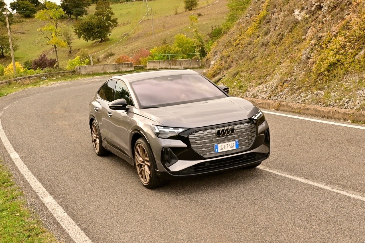 Audi Q4 e-tron Sportback VS Ford Mustang Mach-E: prova su strada