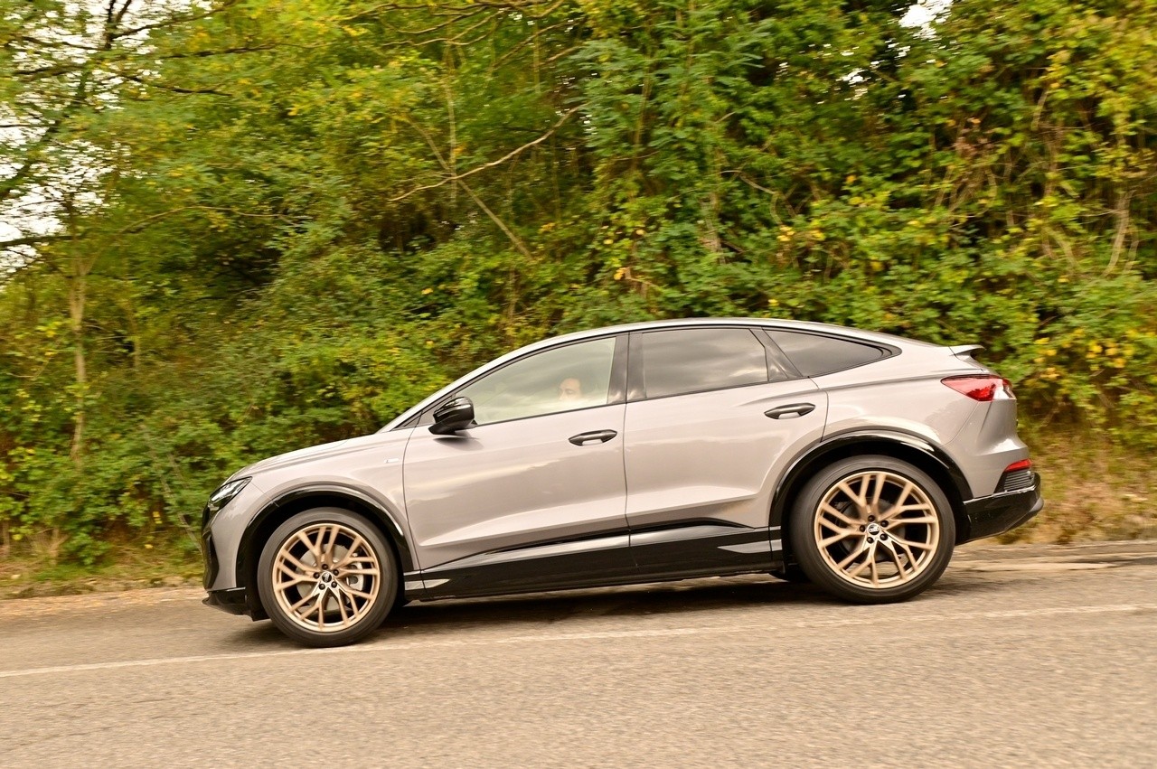 Audi Q4 e-tron Sportback VS Ford Mustang Mach-E: prova su strada