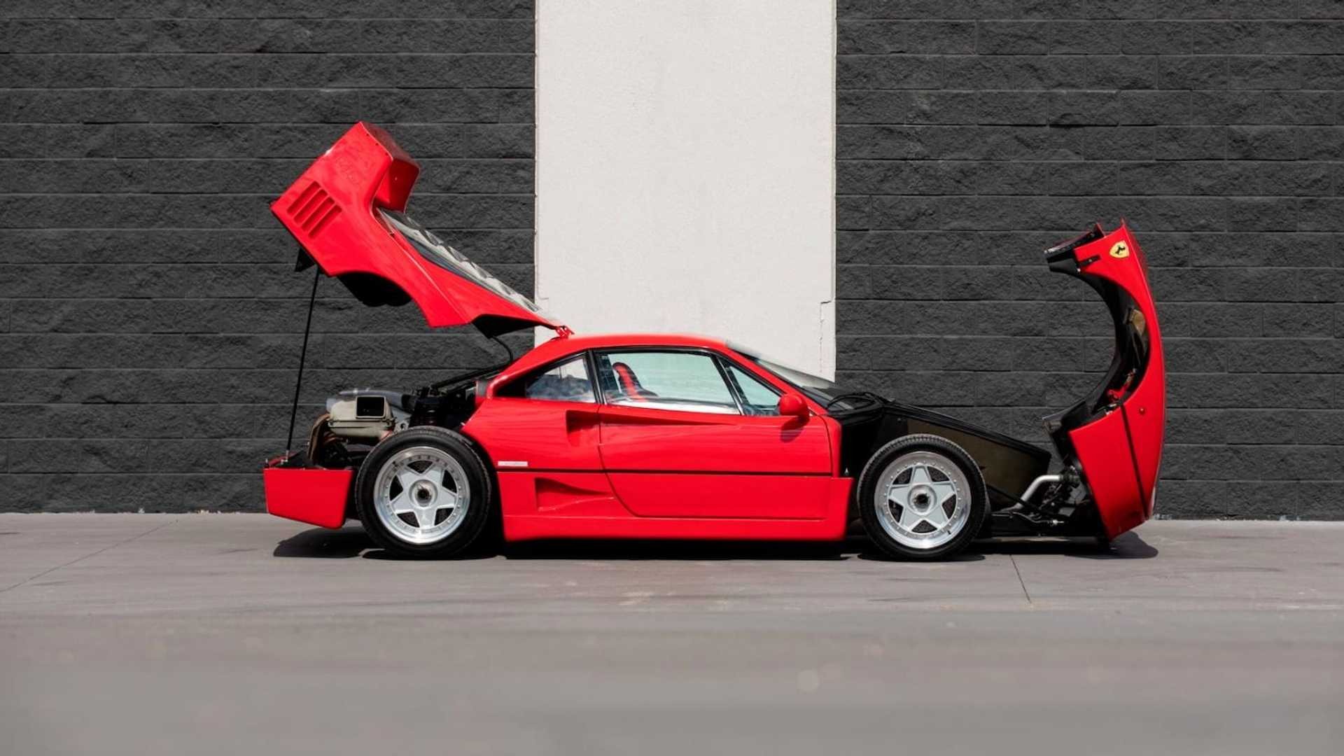 Ferrari F40 all'asta: le immagini