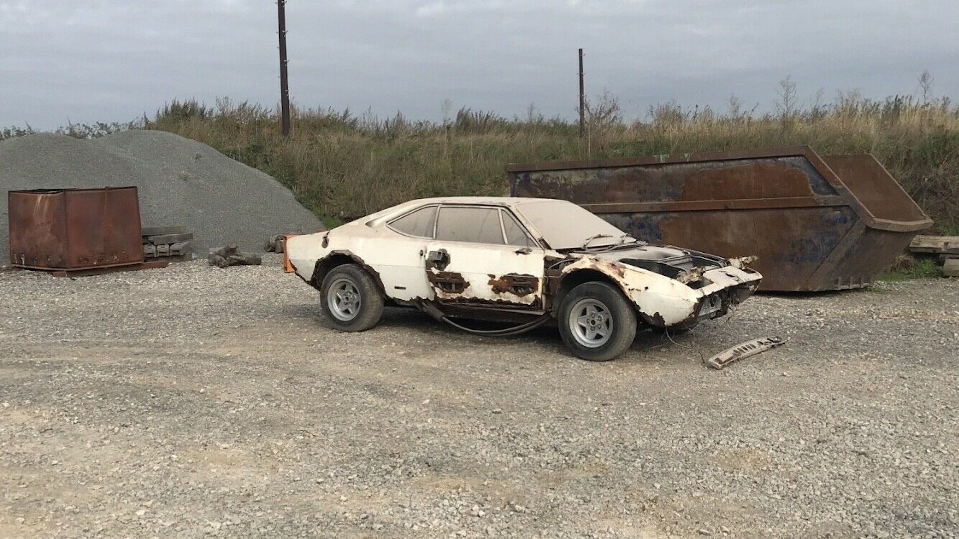 Ferrari 308 GT4: le immagini di un esemplare arrugginito