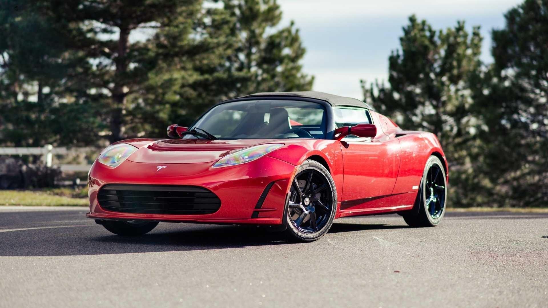 Tesla Roadster con 2.000 km all'asta: le immagini