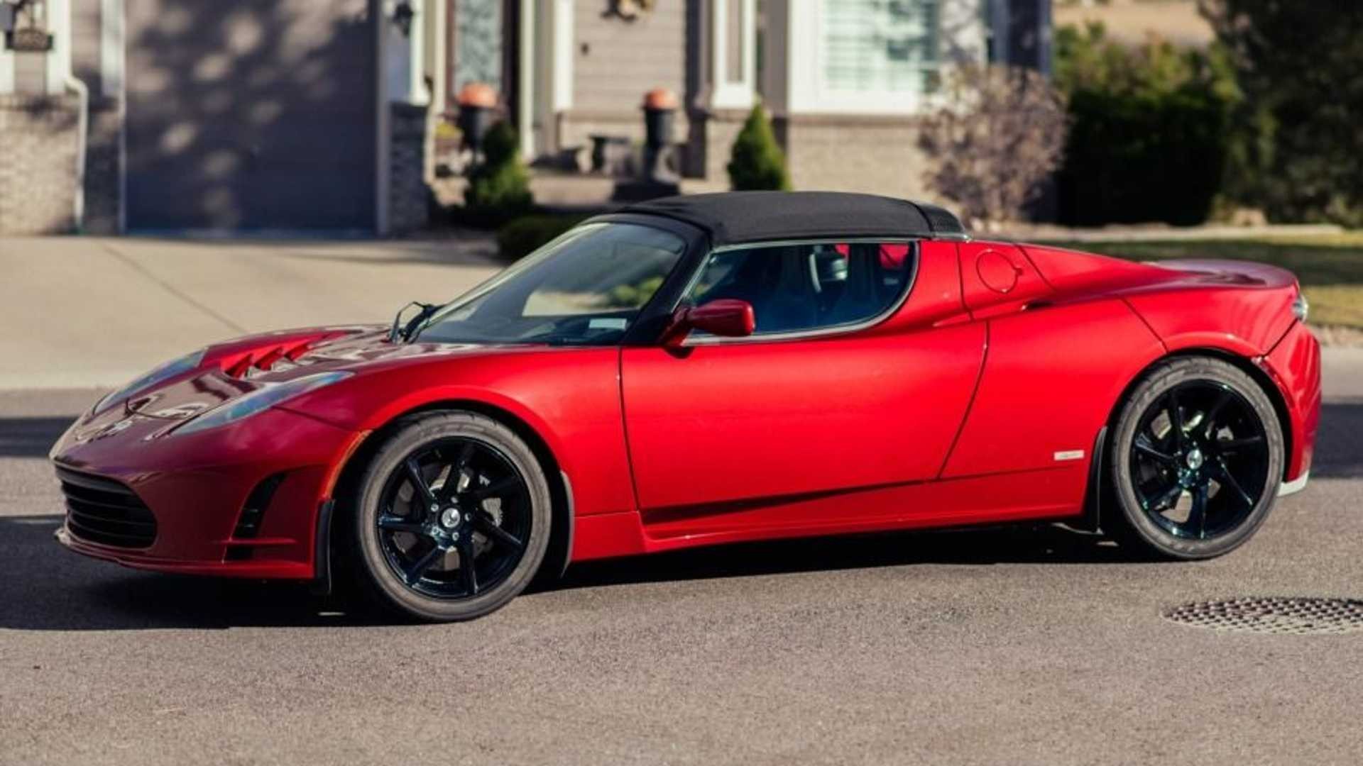 Tesla Roadster con 2.000 km all'asta: le immagini