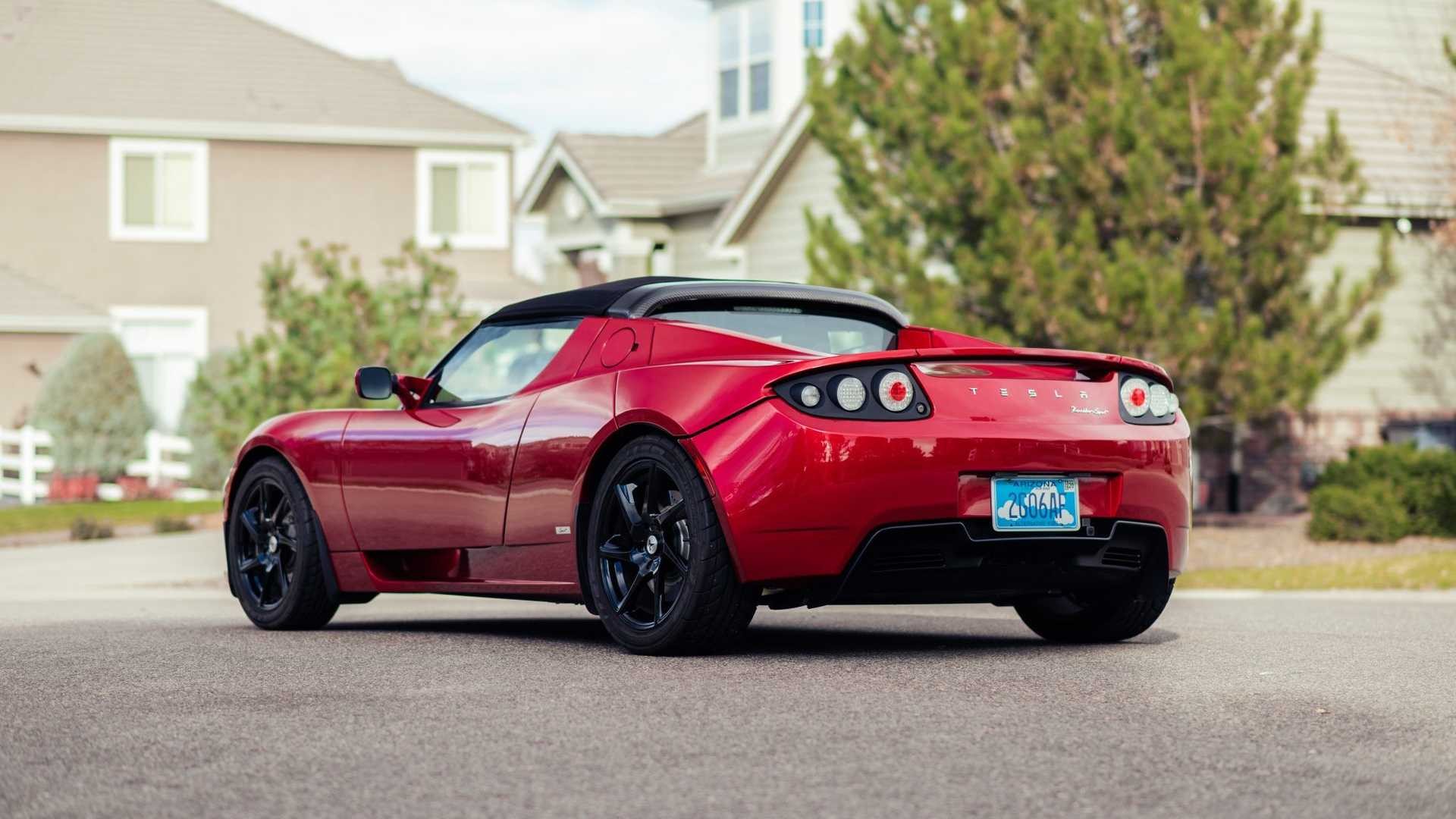 Tesla Roadster con 2.000 km all'asta: le immagini