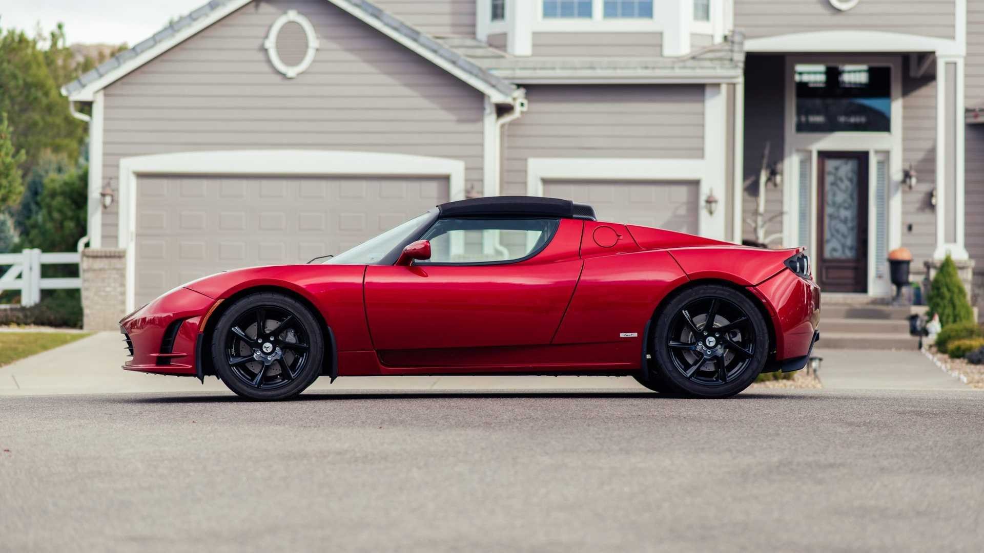 Tesla Roadster con 2.000 km all'asta: le immagini