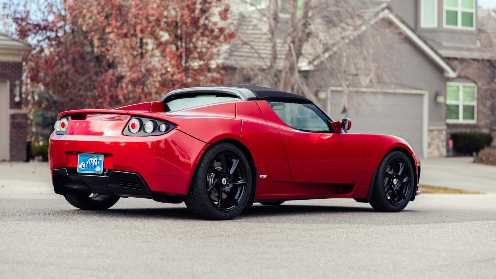 Tesla Roadster con 2.000 km all'asta: le immagini