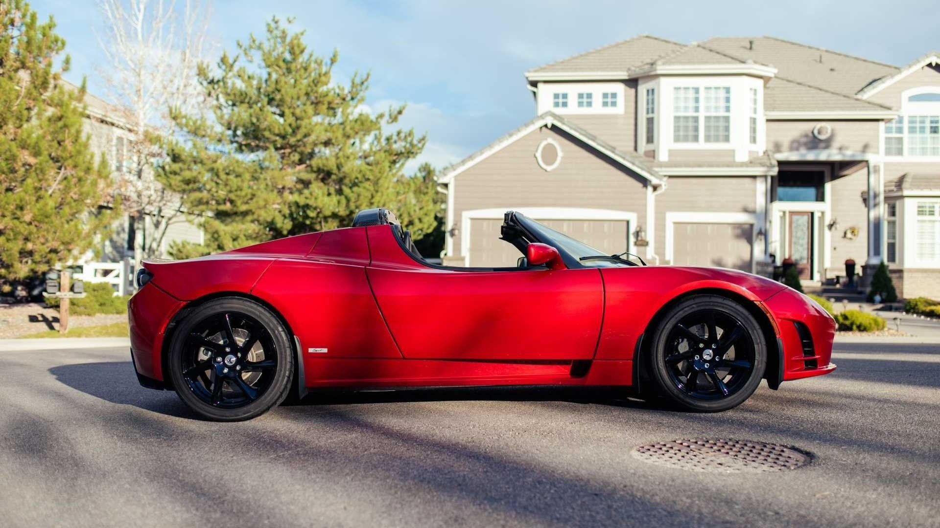 Tesla Roadster con 2.000 km all'asta: le immagini