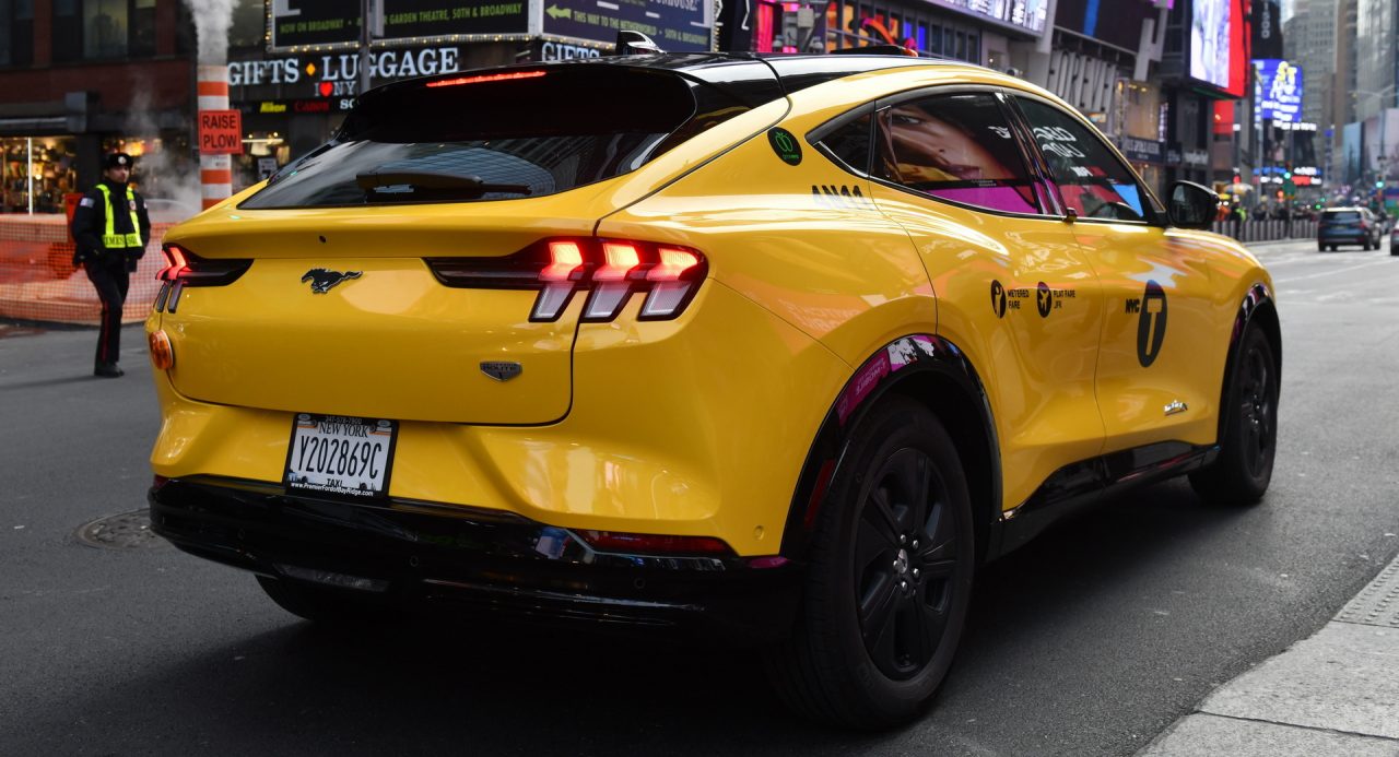 Ford Mustang Mach-E: taxi a New York