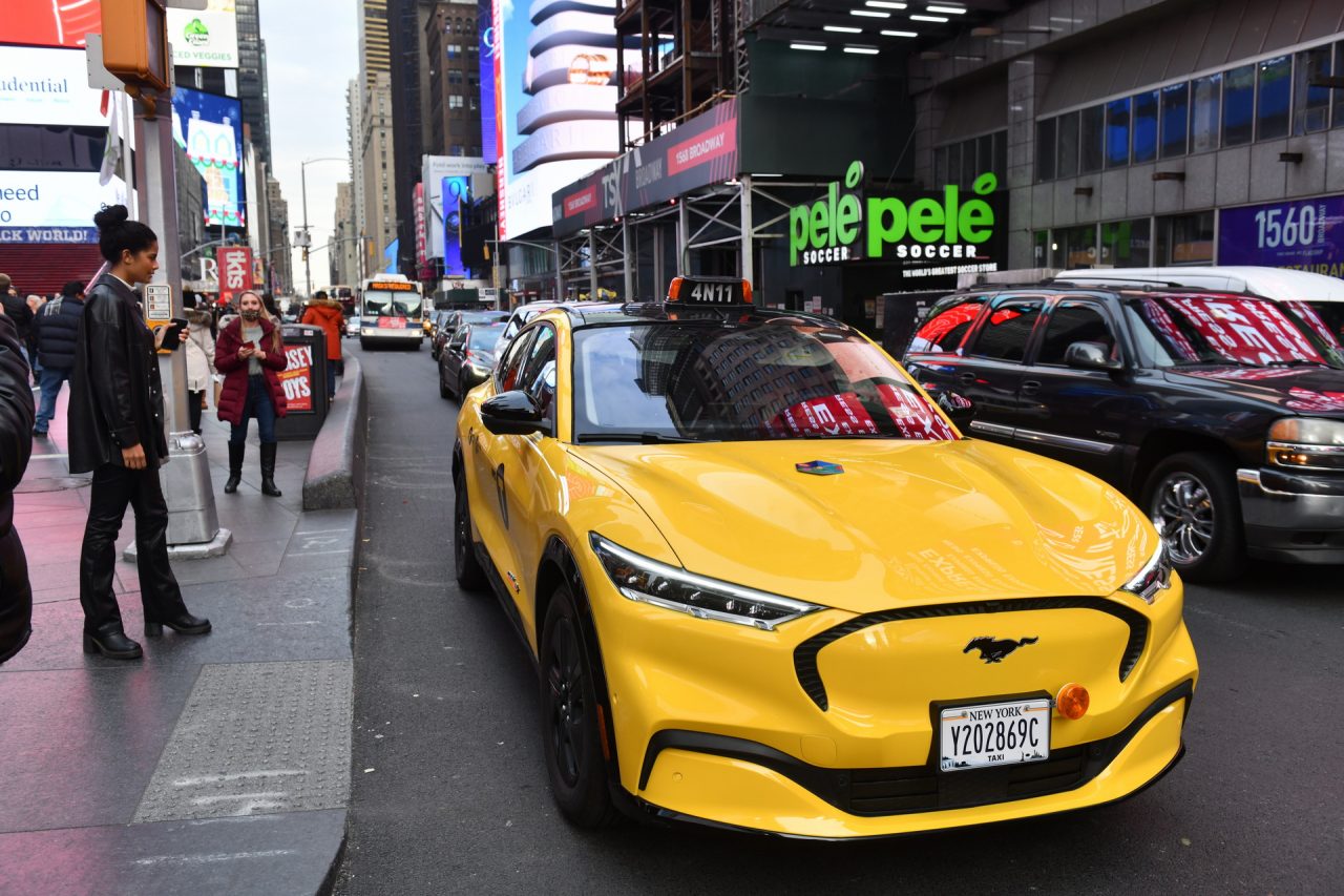 Ford Mustang Mach-E: taxi a New York