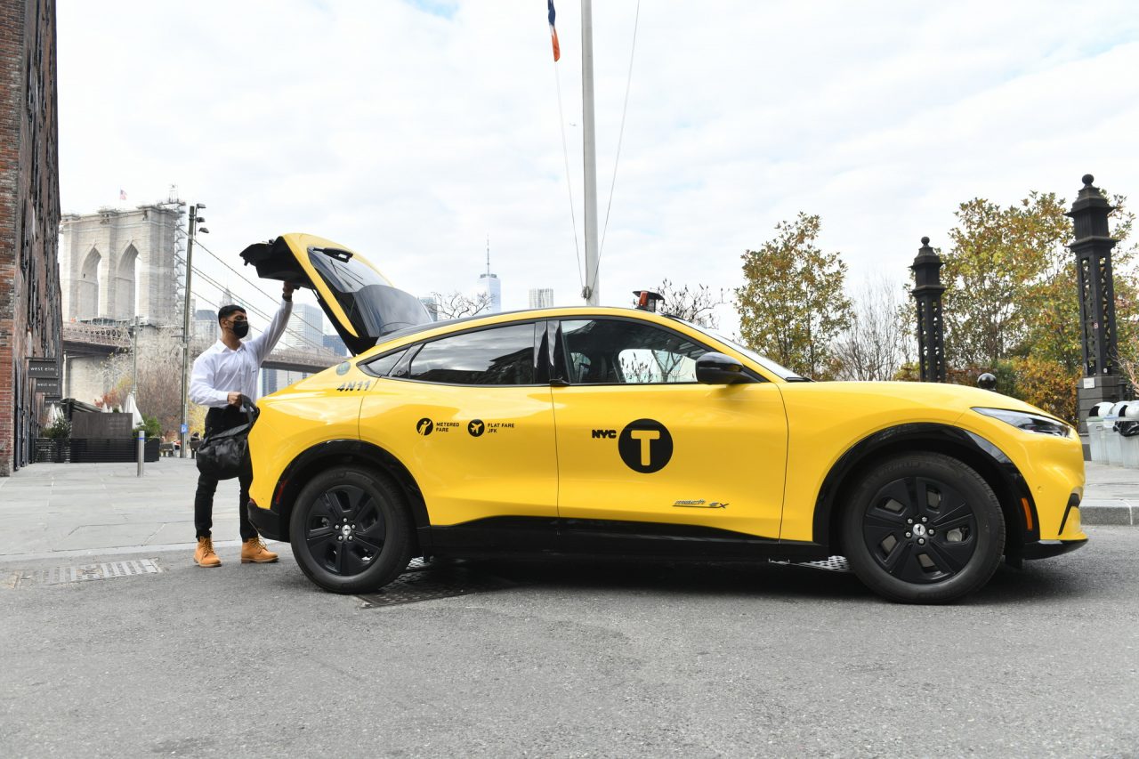 Ford Mustang Mach-E: taxi a New York