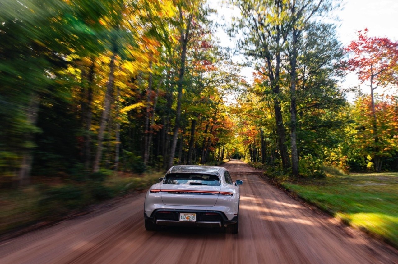 Porsche Taycan Cross Turismo: Guinness World Record di percorrenza negli USA