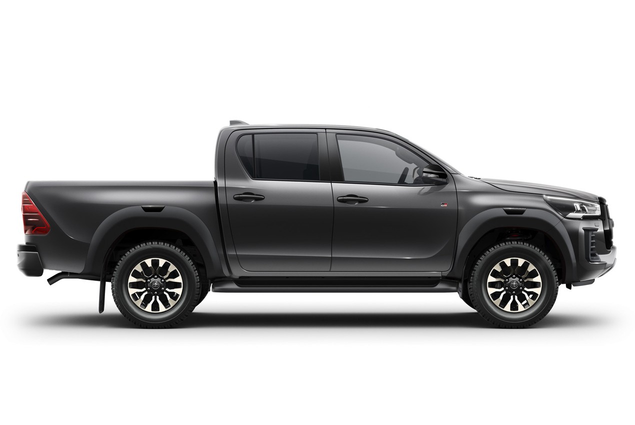 Toyota Hilux GR Sport: le immagini ufficiali