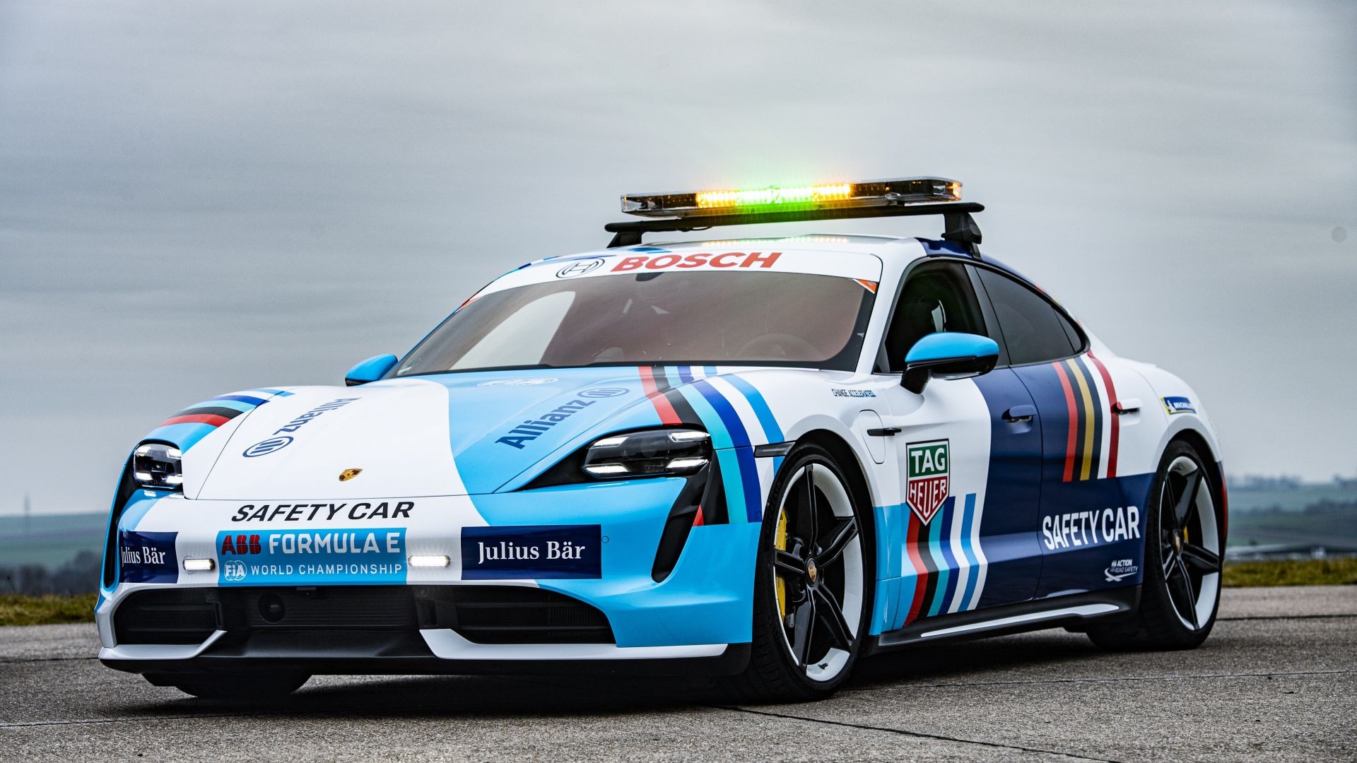 -Porsche-TaycanturboS-safetycar-FormulaE-