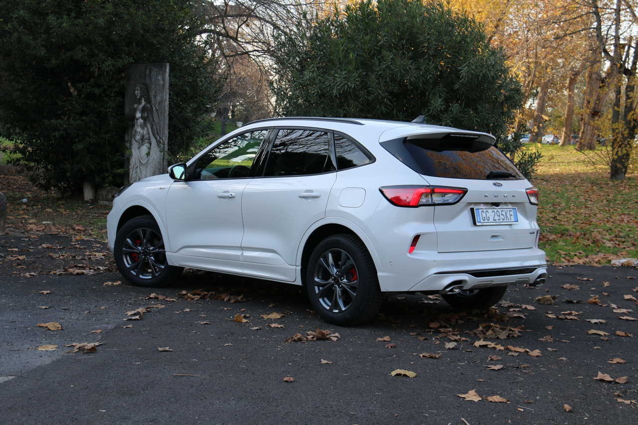 Ford Kuga full hybrid e plug-in hybrid: prova su strada