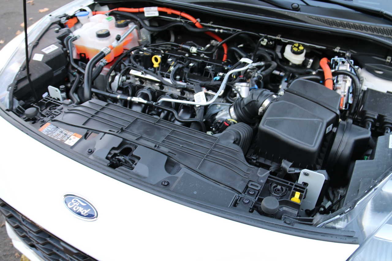 Ford Kuga full hybrid e plug-in hybrid: prova su strada