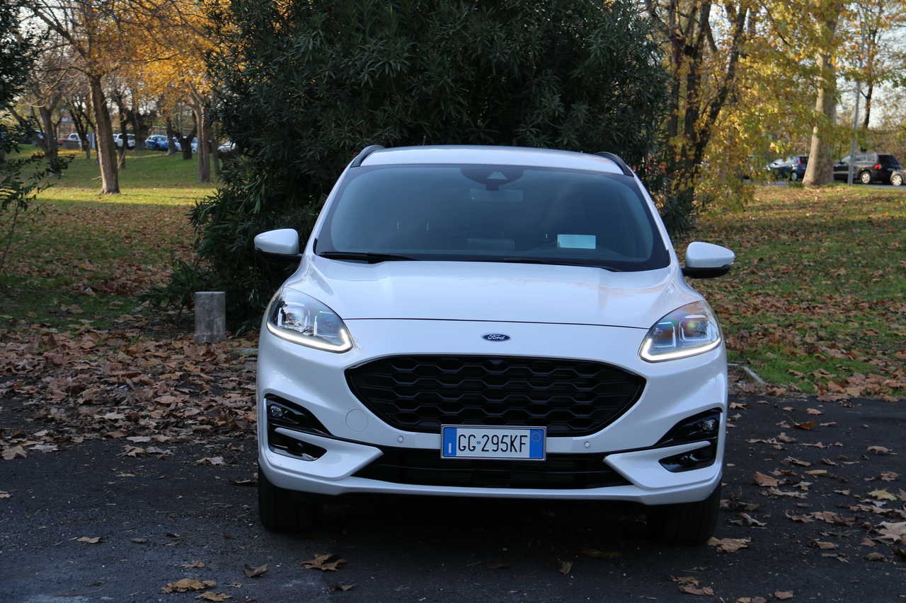 Ford Kuga full hybrid e plug-in hybrid: prova su strada