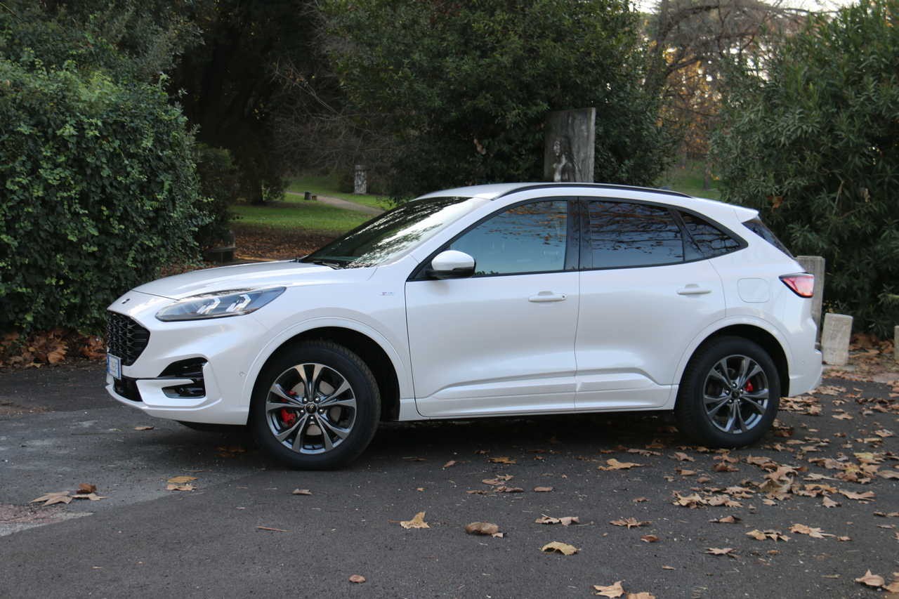 Ford Kuga full hybrid e plug-in hybrid: prova su strada