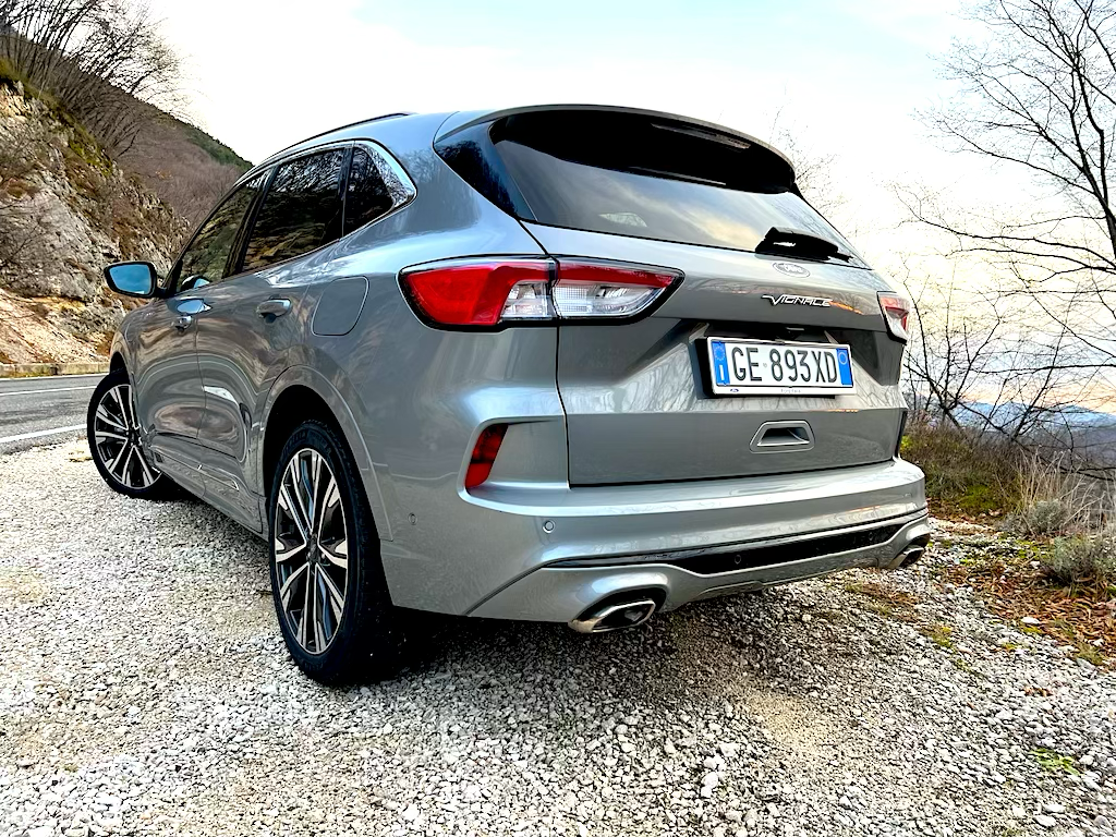 Ford Kuga full hybrid e plug-in hybrid: prova su strada