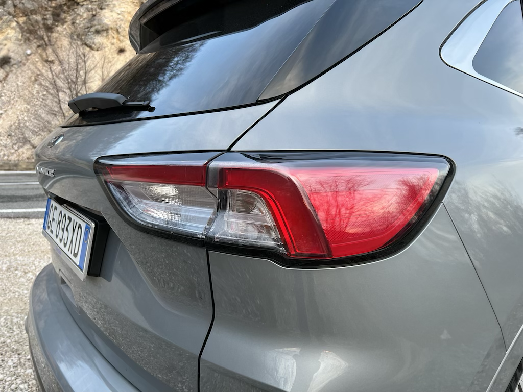 Ford Kuga full hybrid e plug-in hybrid: prova su strada