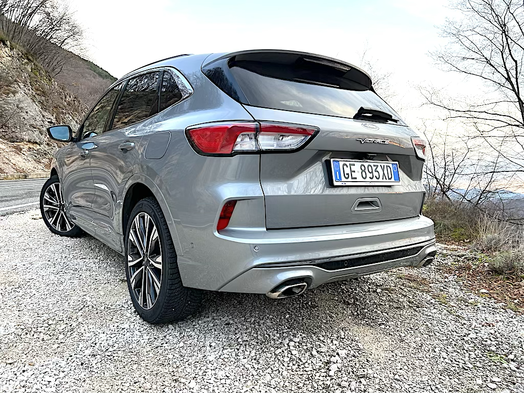 Ford Kuga full hybrid e plug-in hybrid: prova su strada