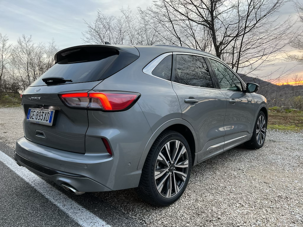 Ford Kuga full hybrid e plug-in hybrid: prova su strada