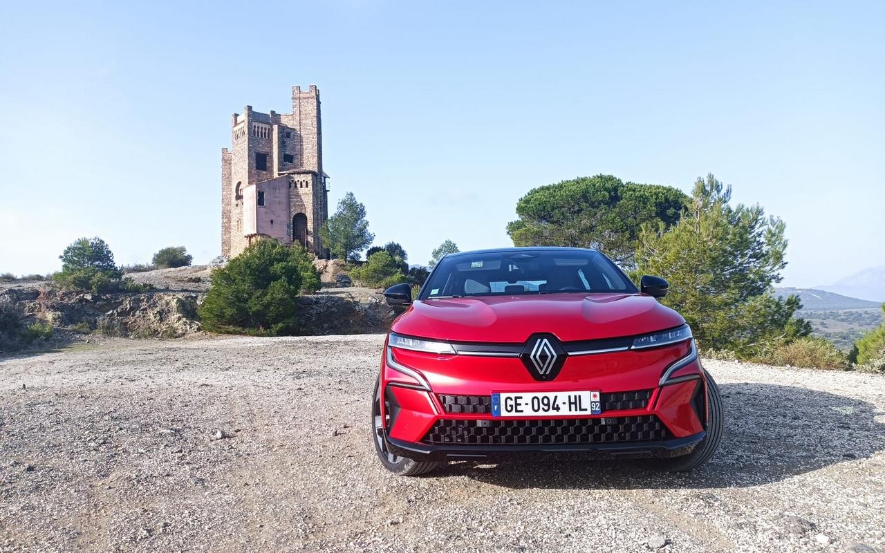 Renault Megane E-Tech Electric: immagini ufficiali della prova su strada