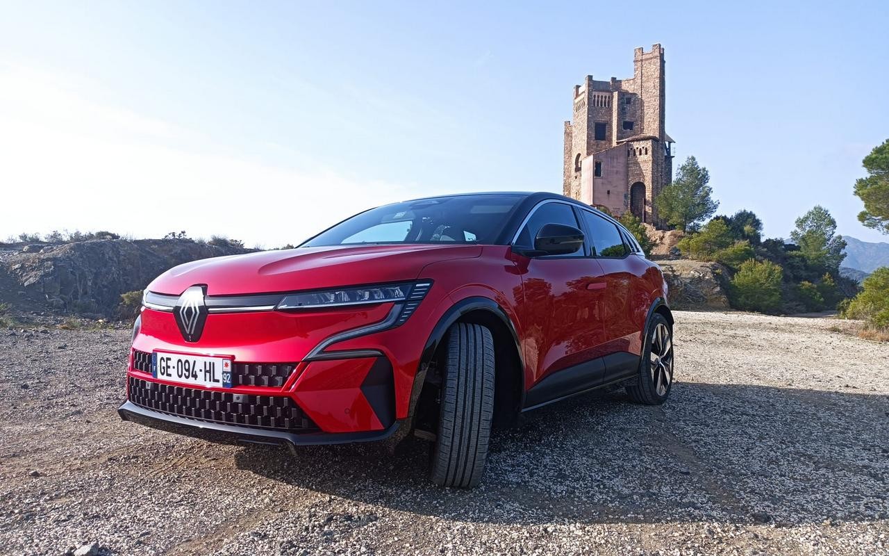 Renault Megane E-Tech Electric: immagini ufficiali della prova su strada