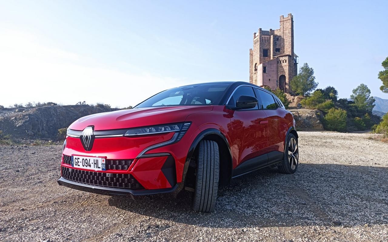 Renault Megane E-Tech Electric: immagini ufficiali della prova su strada